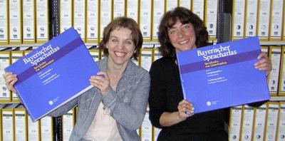 Das Foto zeigt die Autorinnen Dr. Almut König (links) und Dr. Monika Fritz-Scheuplein (rechts) mit dem Band 1 des Sprachatlas von Unterfranken.