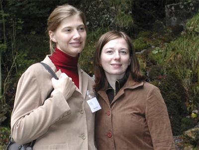 Das Bild zeigt die Autorinnen des Band 6 des Sprachatlas von Unterfranken, Elke Simon (links) und Karin Düchs (rechts).